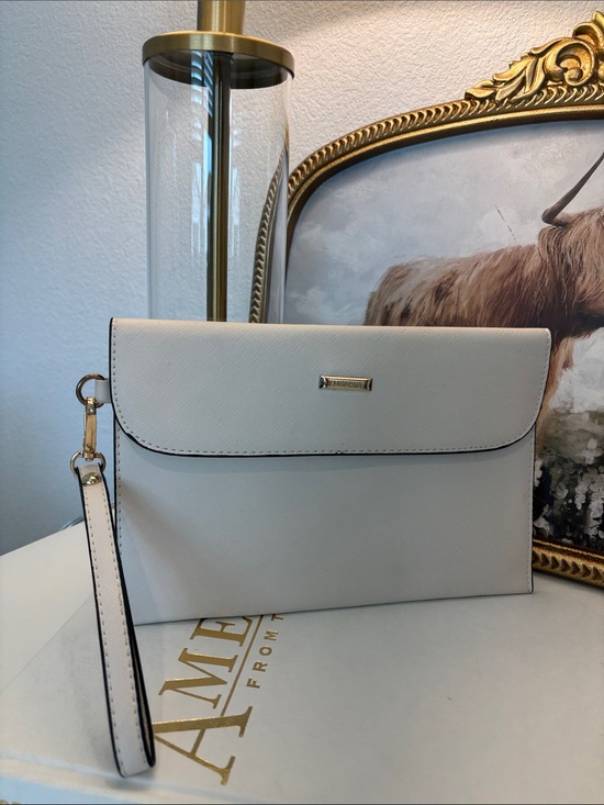 elim & paul Handbags - 👝Elegant Cream Wristlet Clutch with Gold Accents